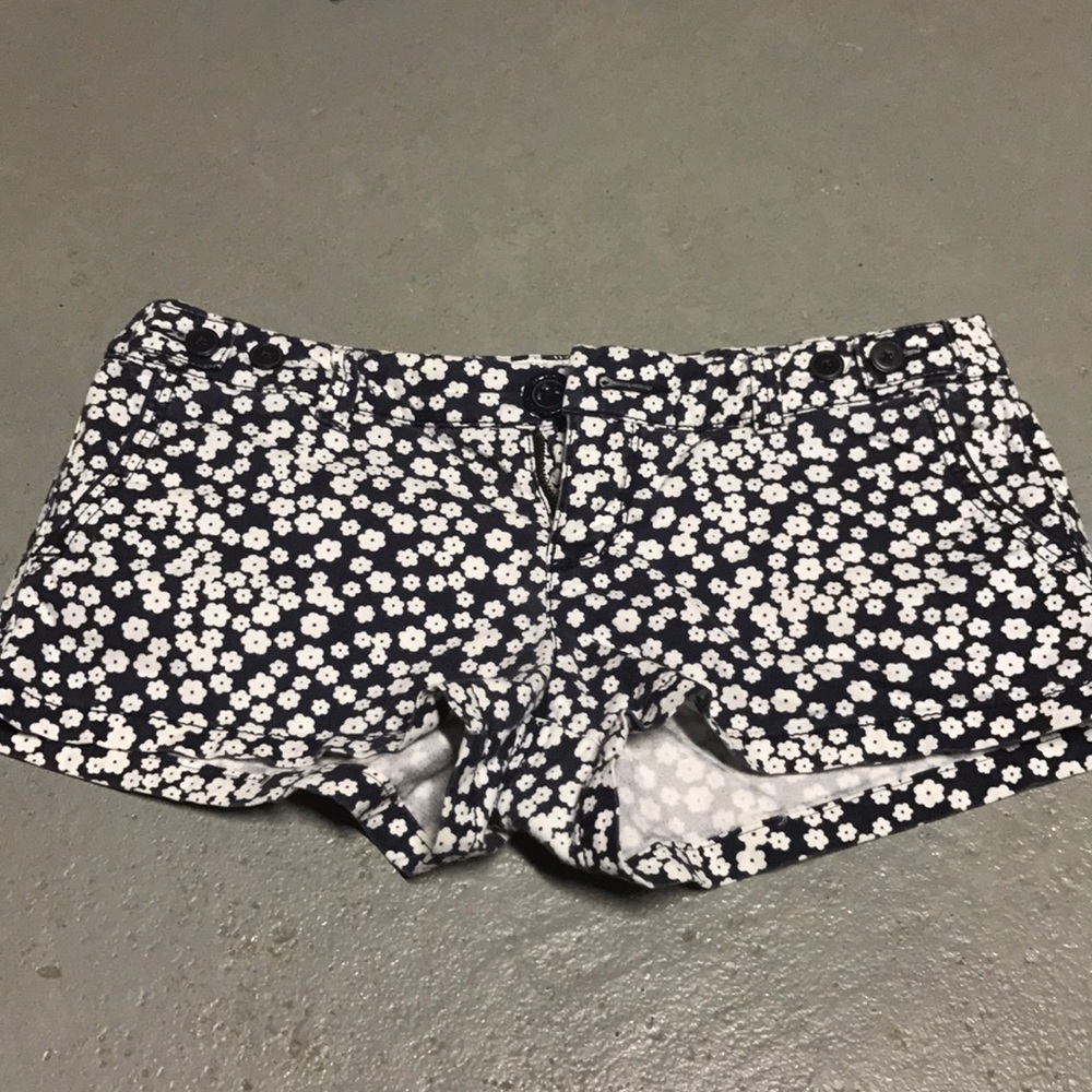 American Eagle flower shorts